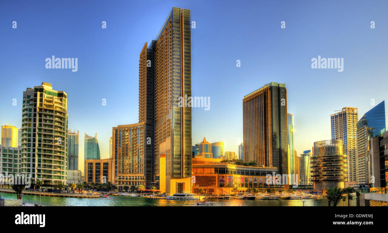 Edificios en Dubai Marina Canal - EAU Foto de stock