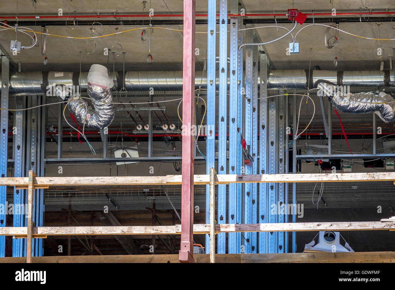 Espárragos de acero y rejillas de ventilación HVAC en la oficina comercial en construcción Foto de stock
