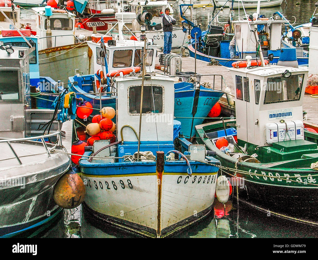 Harbbour de Concarneau con buques de pesca, Bretaña Francia Foto de stock