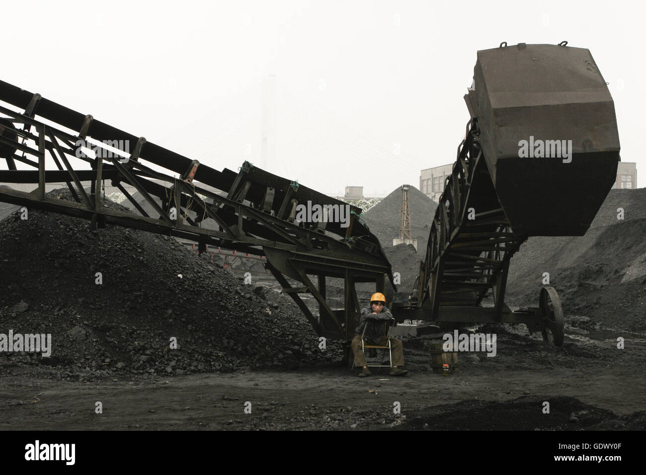 Trabajador administrar carbón arena en un puerto Foto de stock