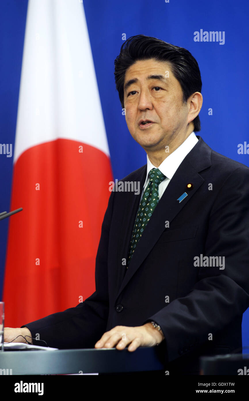 Retrato del Primer Ministro japonés Shinzo Abe en la Cancillería en Berlín, Alemania, 2014 Foto de stock