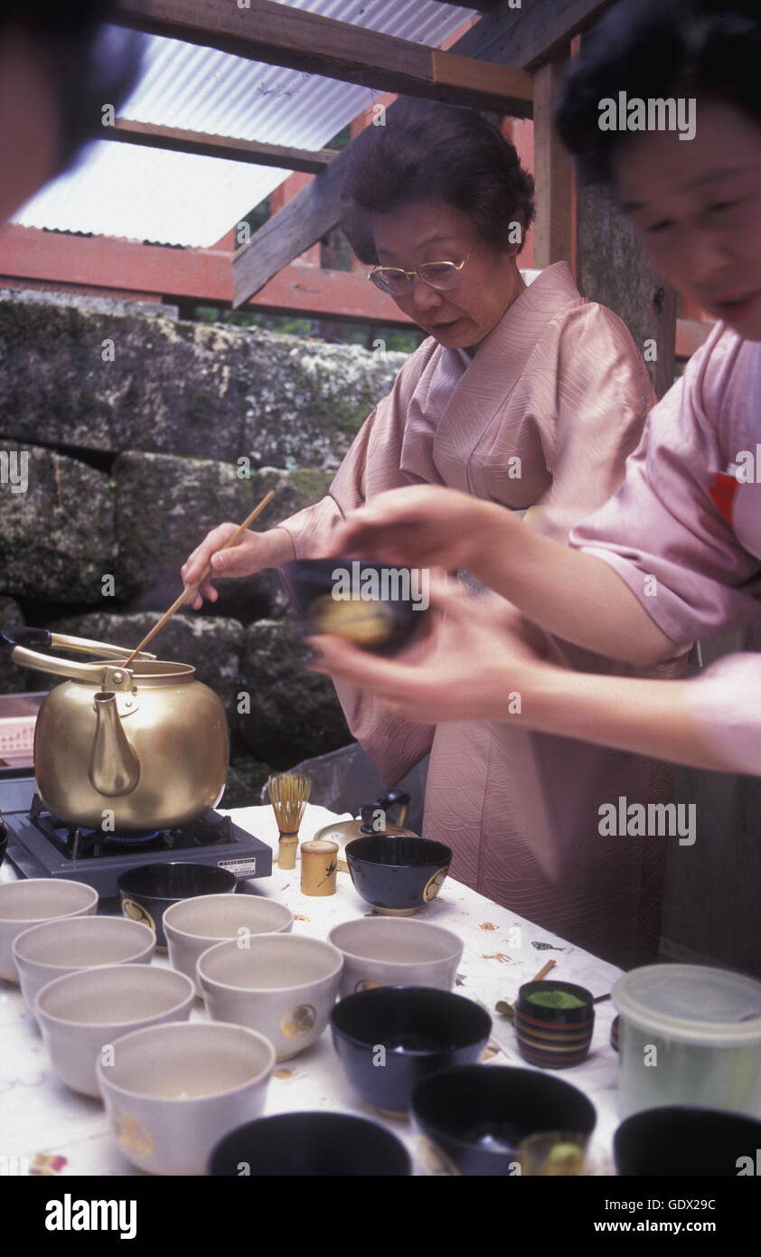 Una ceremonia de té en una casa de té tradicional en el centro de la ciudad de Tokio, en Japón, en Asia, Foto de stock