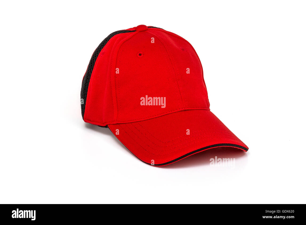 Rojo gorro de golf para hombres y mujeres sobre fondo blanco. Foto de stock