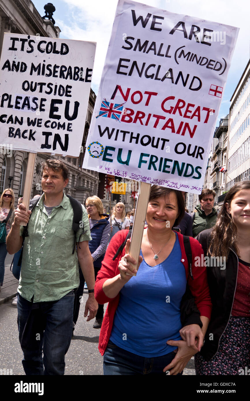 Cuarenta mil personas participaron en la marcha por Europa en Londres el 2 de julio de 2016. Tras los resultados de la Brexit Referend Foto de stock