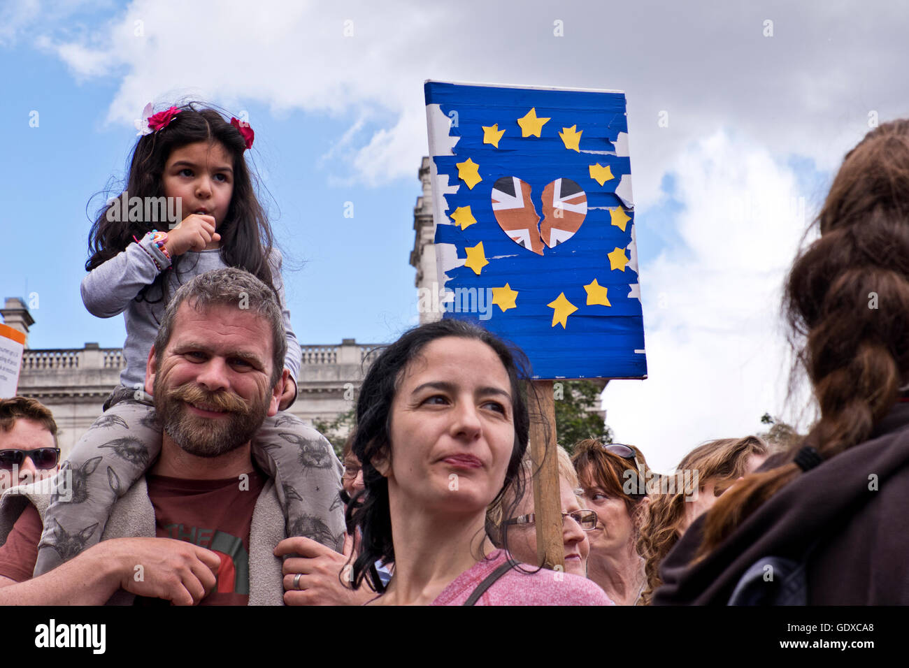 Cuarenta mil personas participaron en la marcha por Europa en Londres el 2 de julio de 2016. Tras los resultados de la Brexit Referend Foto de stock