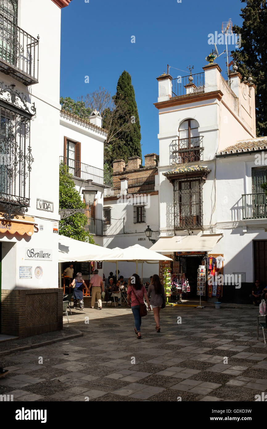 La calle Vida, donde pasa a través de una pequeña plaza, en la Calle Agua, en la antigua Judería barrio de Santa Cruz, Sevilla, España. Foto de stock