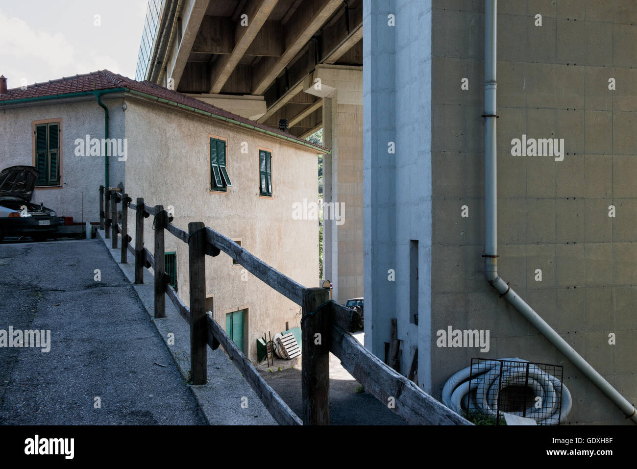 Casa debajo de un puente carretero en Liguria, Italia, 2012 Foto de stock