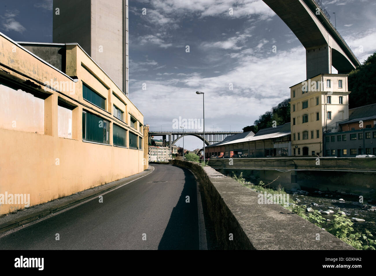 La ciudad bajo un viaducto de puente en Liguria, Italia, 2012 Foto de stock