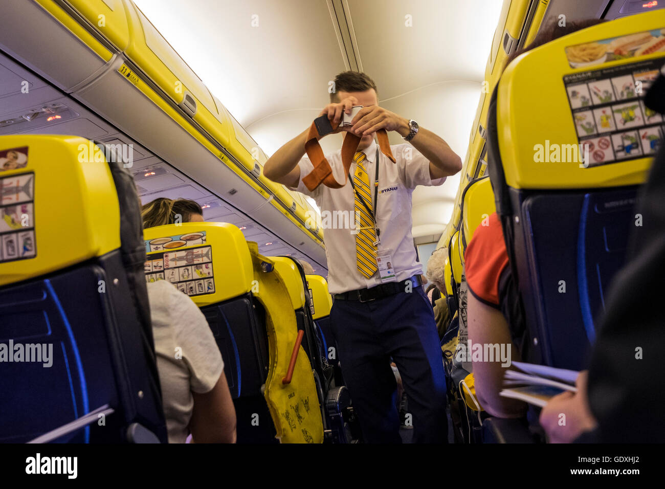 La tripulación de cabina de Ryanair masculino demostrar los procedimientos de seguridad antes de la salida, Foto de stock