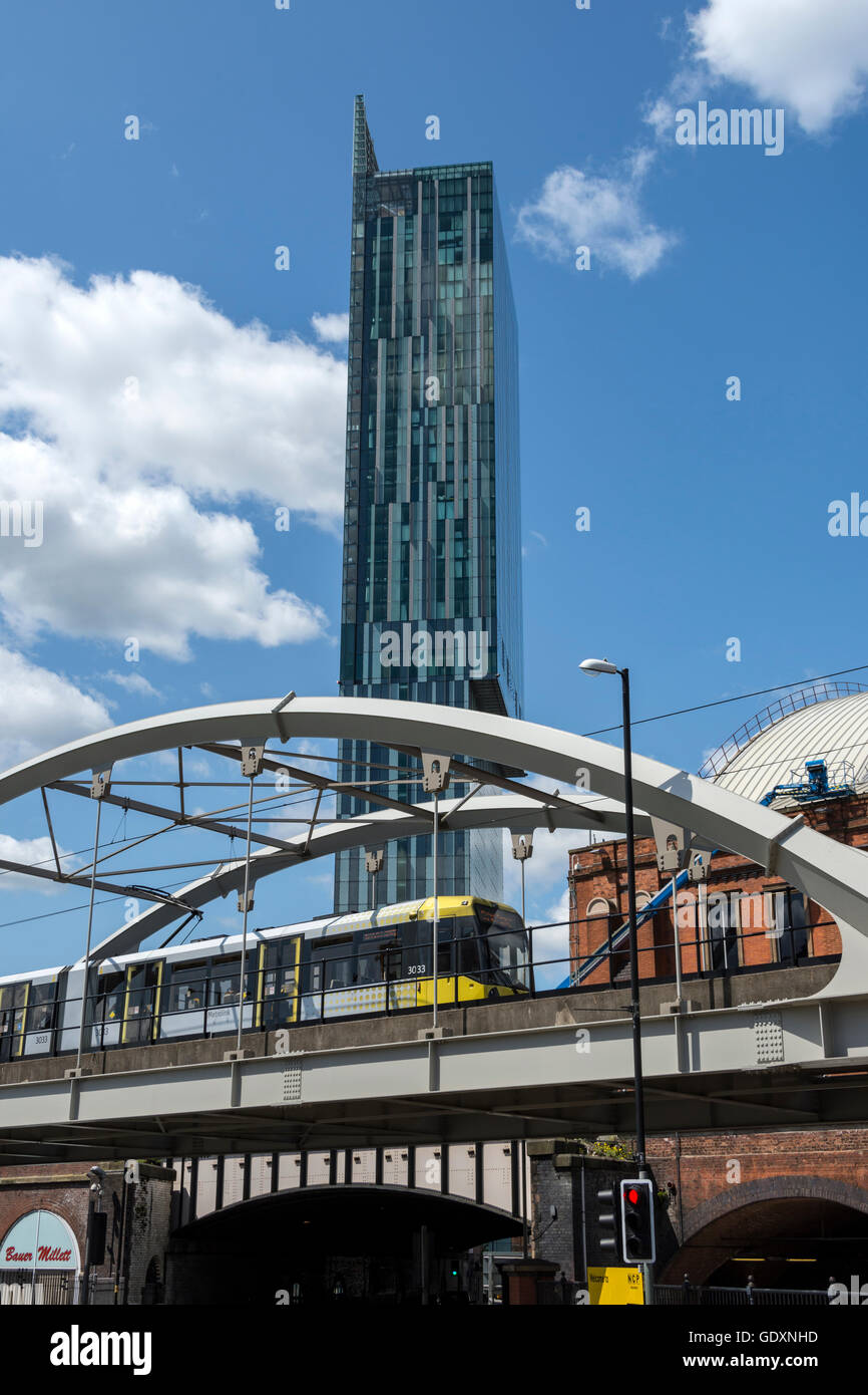 La Beetham Tower con un tranvía Metrolink cruzando un puente en Great Bridgewater Street, Manchester, Inglaterra, Reino Unido. Foto de stock