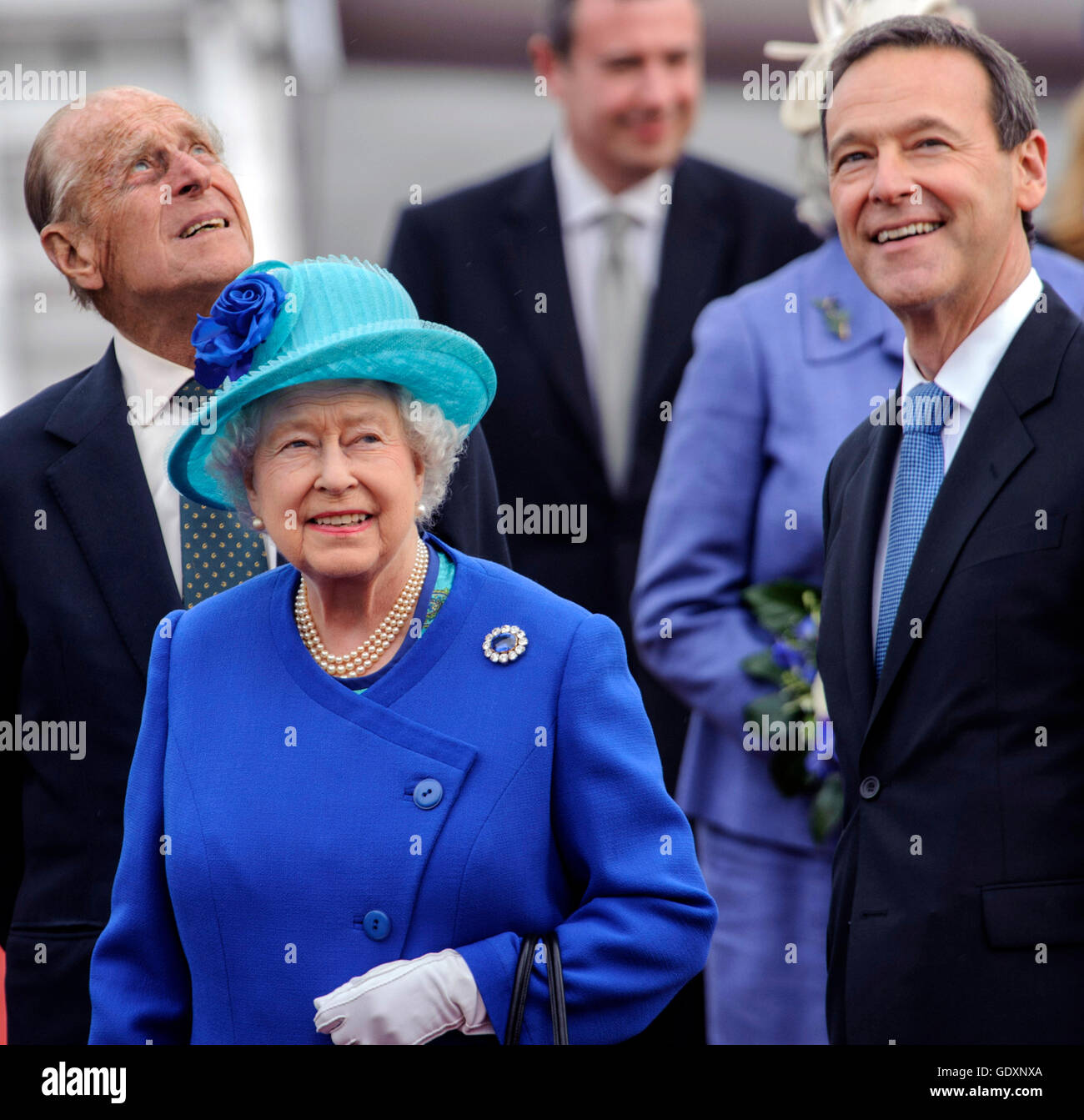El príncipe Felipe, la Reina Isabel II y McDonald Foto de stock