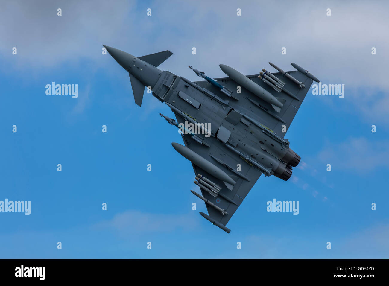 Bastidor de la RAF Typhoon avión de combate en el cielo en el Farnborough International Air Show 2016 Foto de stock