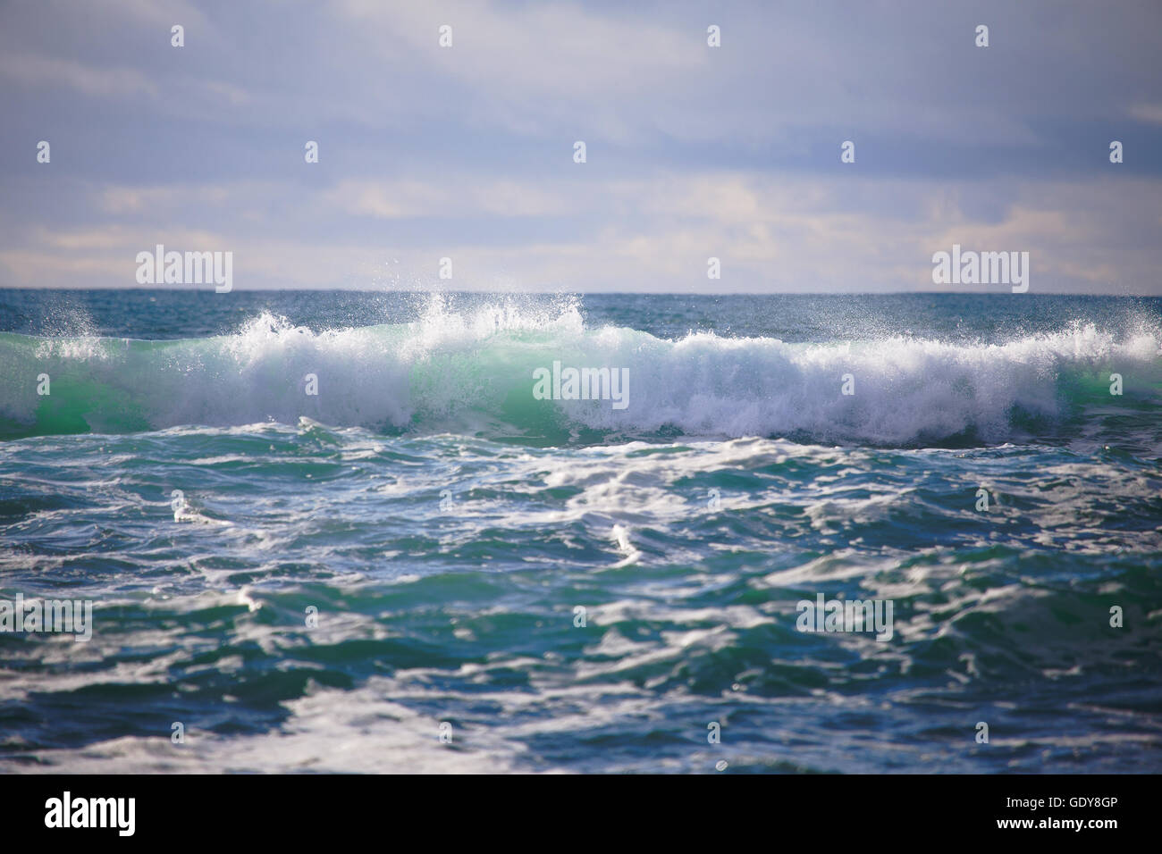 Las olas del océano Atlántico norte se estrellan contra la playa en Islandia después de una tormenta Foto de stock