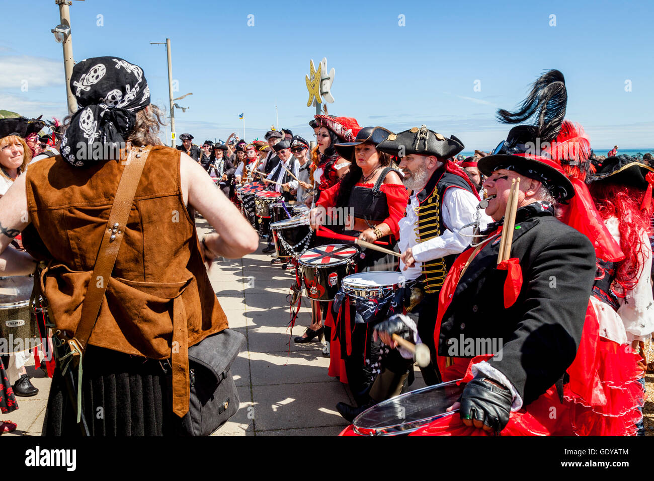 Vestido pirata fotografías e imágenes de alta resolución - Alamy