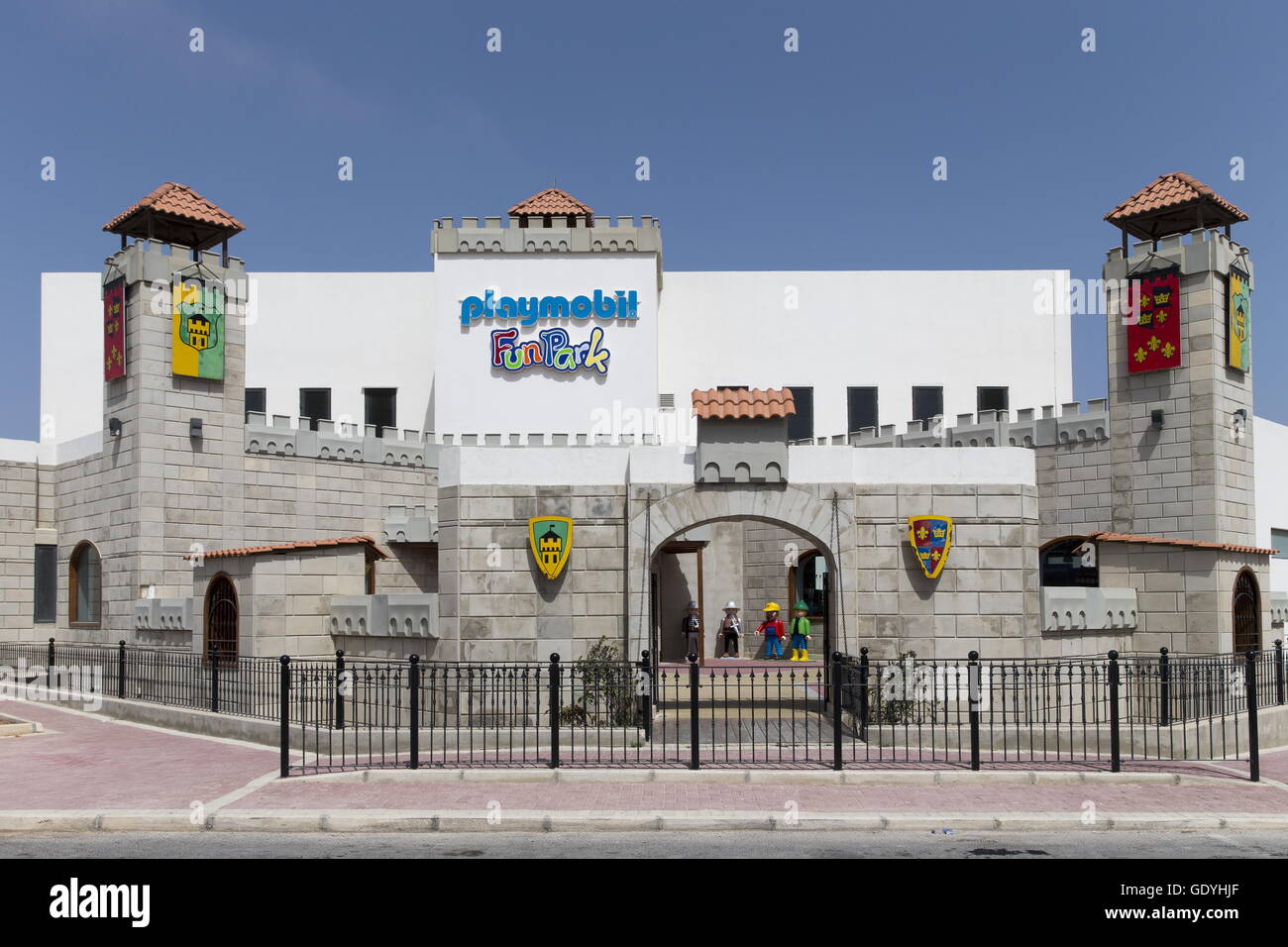 Fun Park de Playmobil Factory en Hal Far en el sur de la isla de Malta. La  foto fue tomada en julio de 2014. Desde 1971, la empresa Playmobil ha  venido produciendo