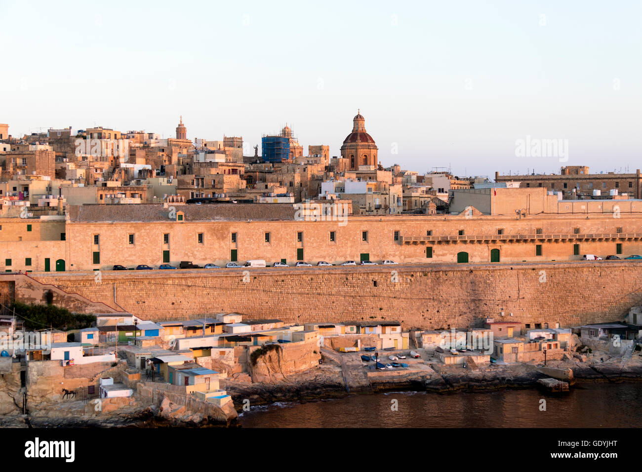 Vista del casco antiguo de Malta y fortificaciones bañado por el sol de la mañana temprana Foto de stock