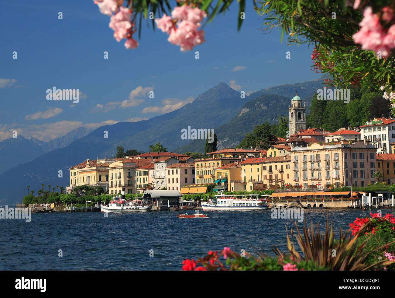 Ver en línea de costa de la aldea de Bellagio en el Lago de Como, Italia Foto de stock