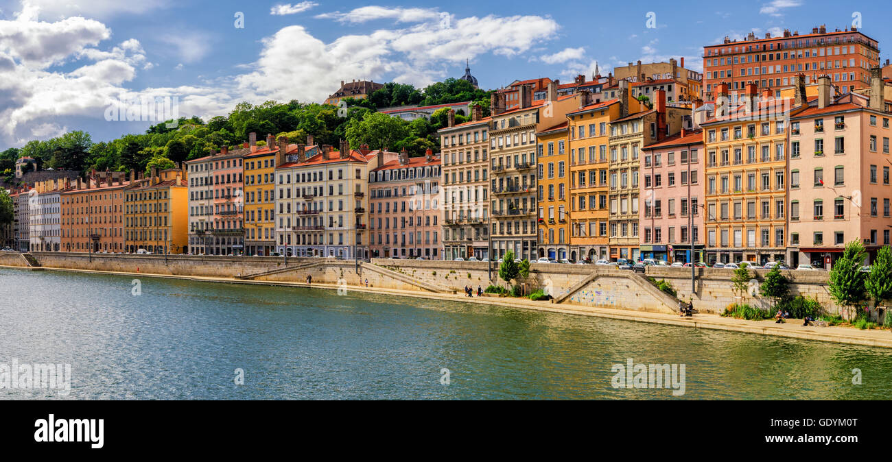 Lyon (Francia), antiguos edificios cerca del río saone Foto de stock