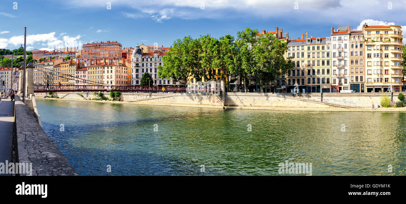 Lyon (Francia), antiguos edificios cerca del río saone Foto de stock