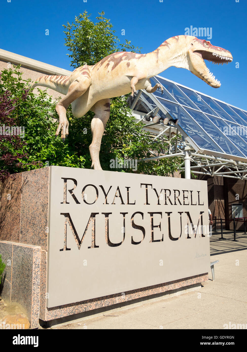 La entrada frontal del Museo Royal Tyrrell de Paleontología en Drumheller, Alberta, Canadá. Foto de stock