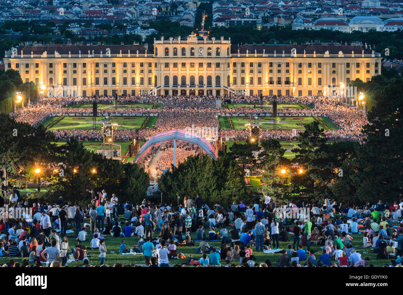 Wien, Viena: Noche de Verano Concierto de la Filarmónica de Viena, en el parque del palacio de Schönbrunn, Austria, Wien, 13. Foto de stock