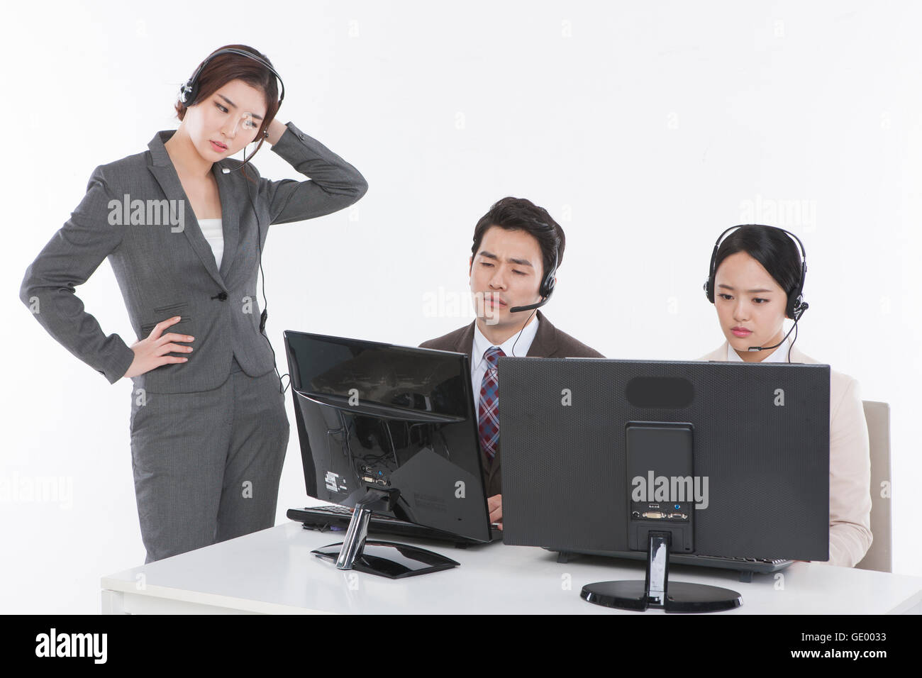 Tres personas de negocios estresantes en el trabajo Foto de stock