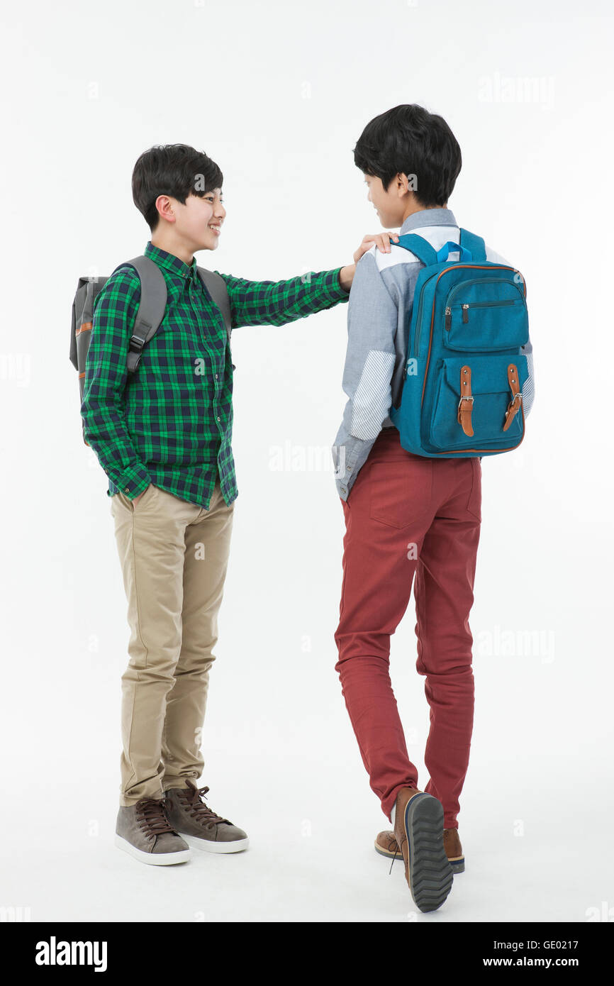 Coordinar Inconcebible Arancel Vista lateral de dos sonrientes chicos de escuela coreana vistiendo ropa  casual mochilas de pie frente a frente Fotografía de stock - Alamy