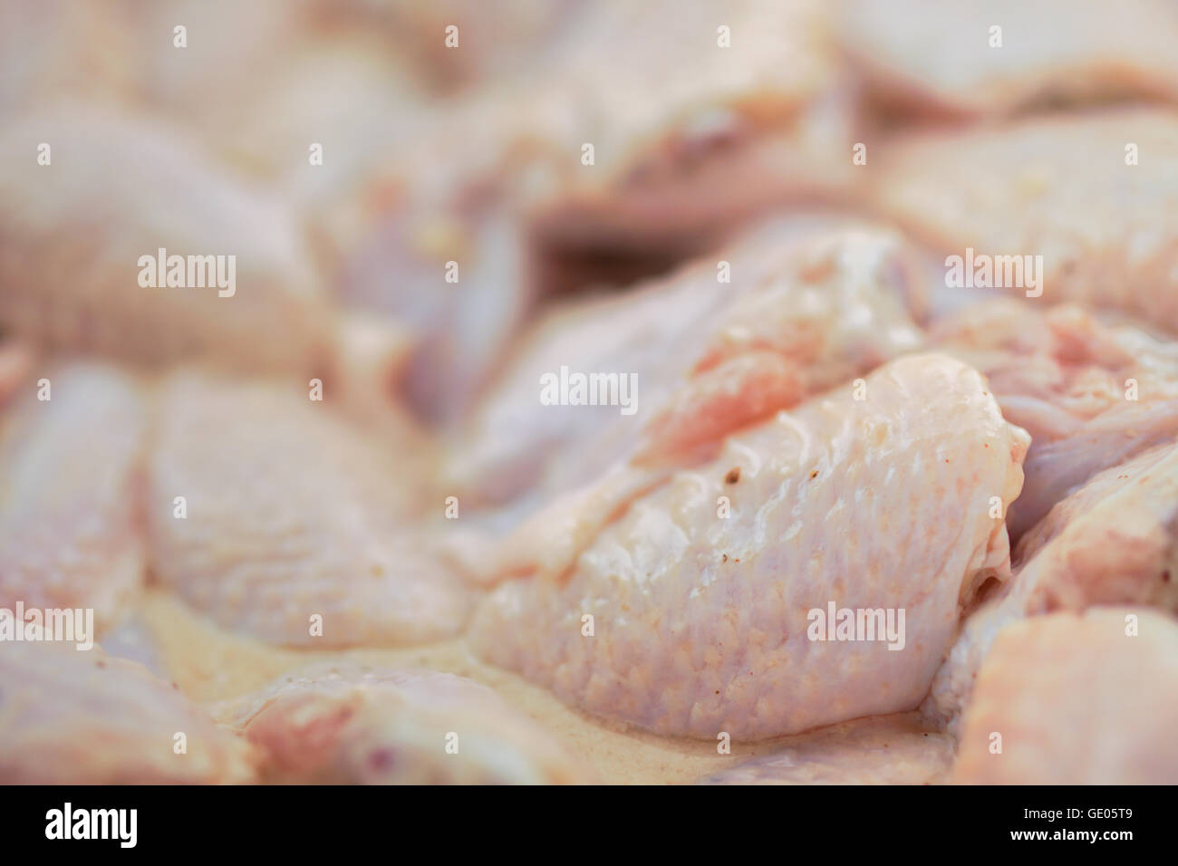 Alitas de pollo crudo fotografías e imágenes de alta resolución - Alamy