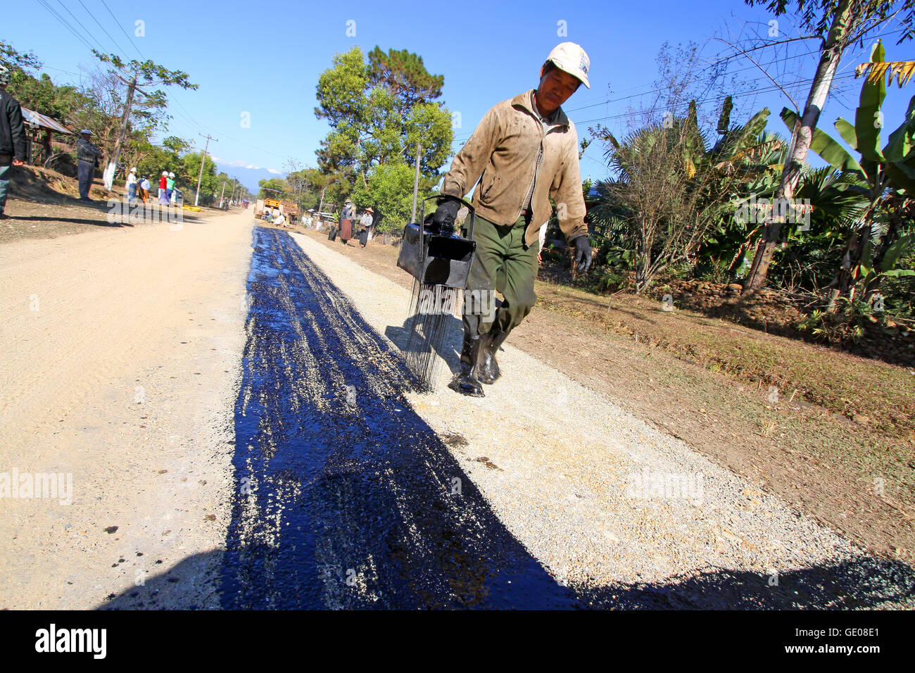 Trabajador local durante la construcción de una carretera en Putao. Foto de stock