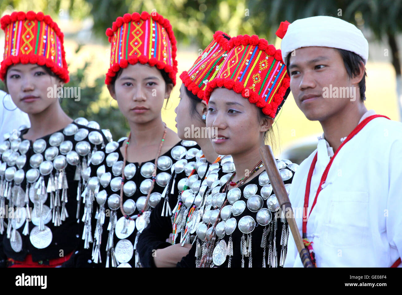 Mujeres birmanas no identificado preparar los trajes tradicionales de un espectáculo durante el Festival Manaw en Enero 07, 2010. Foto de stock