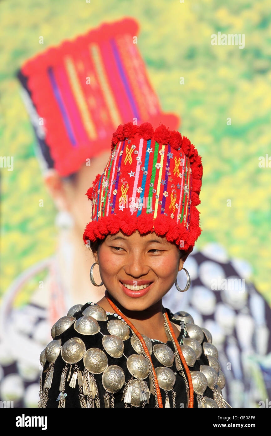 Mujeres birmanas no identificado preparar los trajes tradicionales de un espectáculo durante el Festival Manaw en Enero 07, 2010. Foto de stock