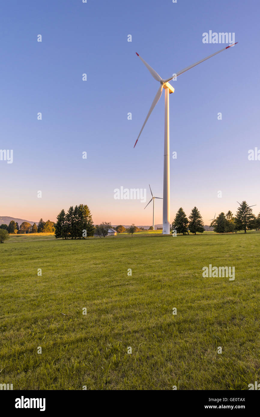 Molinos de viento en materia ecológica y la producción de energía eléctrica renovable Foto de stock
