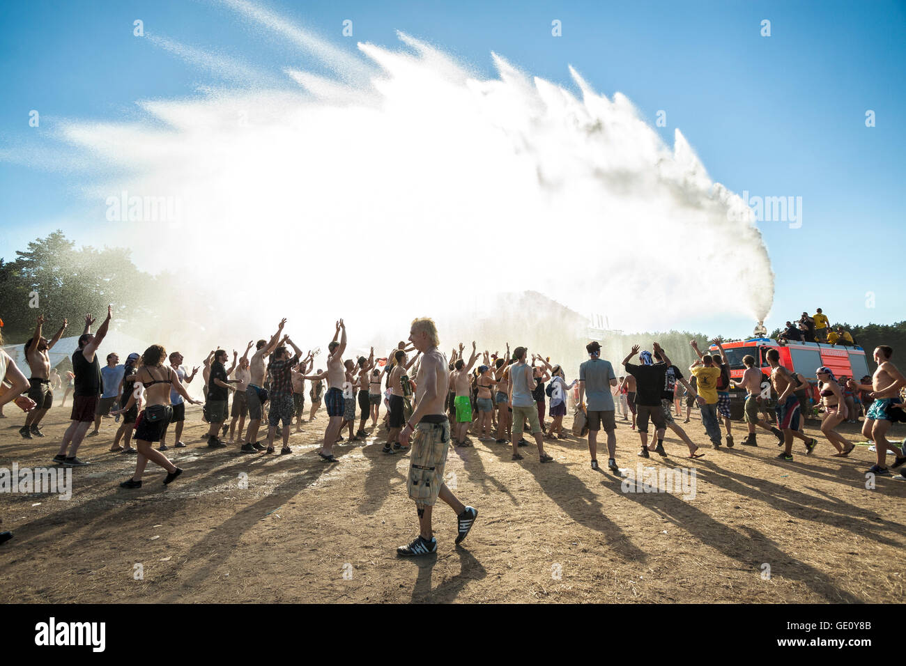 Gente disfrutando de cortina de agua sobre la novena Przystanek Woodstock (Festival de Woodstock). Foto de stock