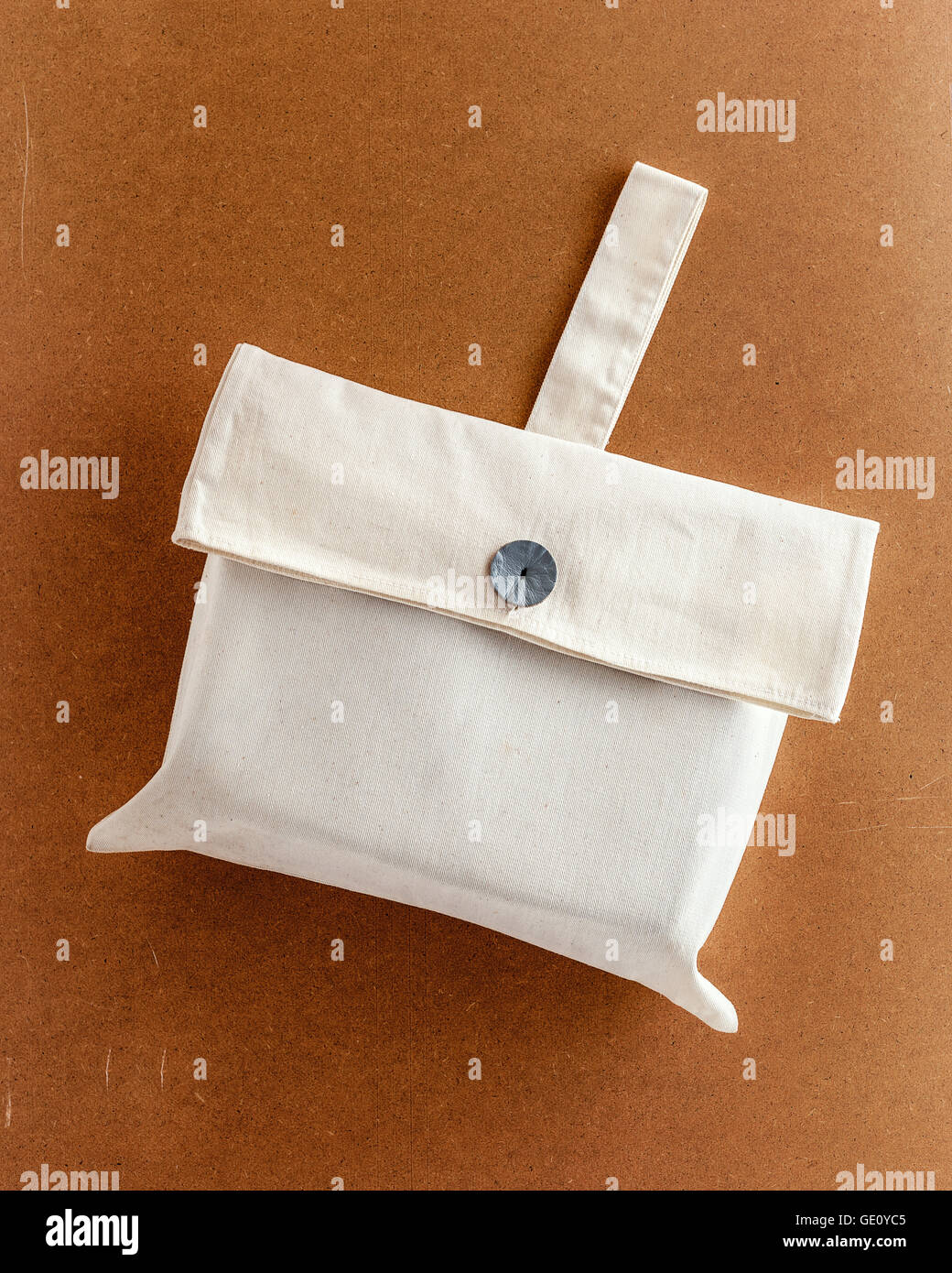 Cubierta de la bolsa de tela con soporte sobre marrón fondo ecológico Foto de stock