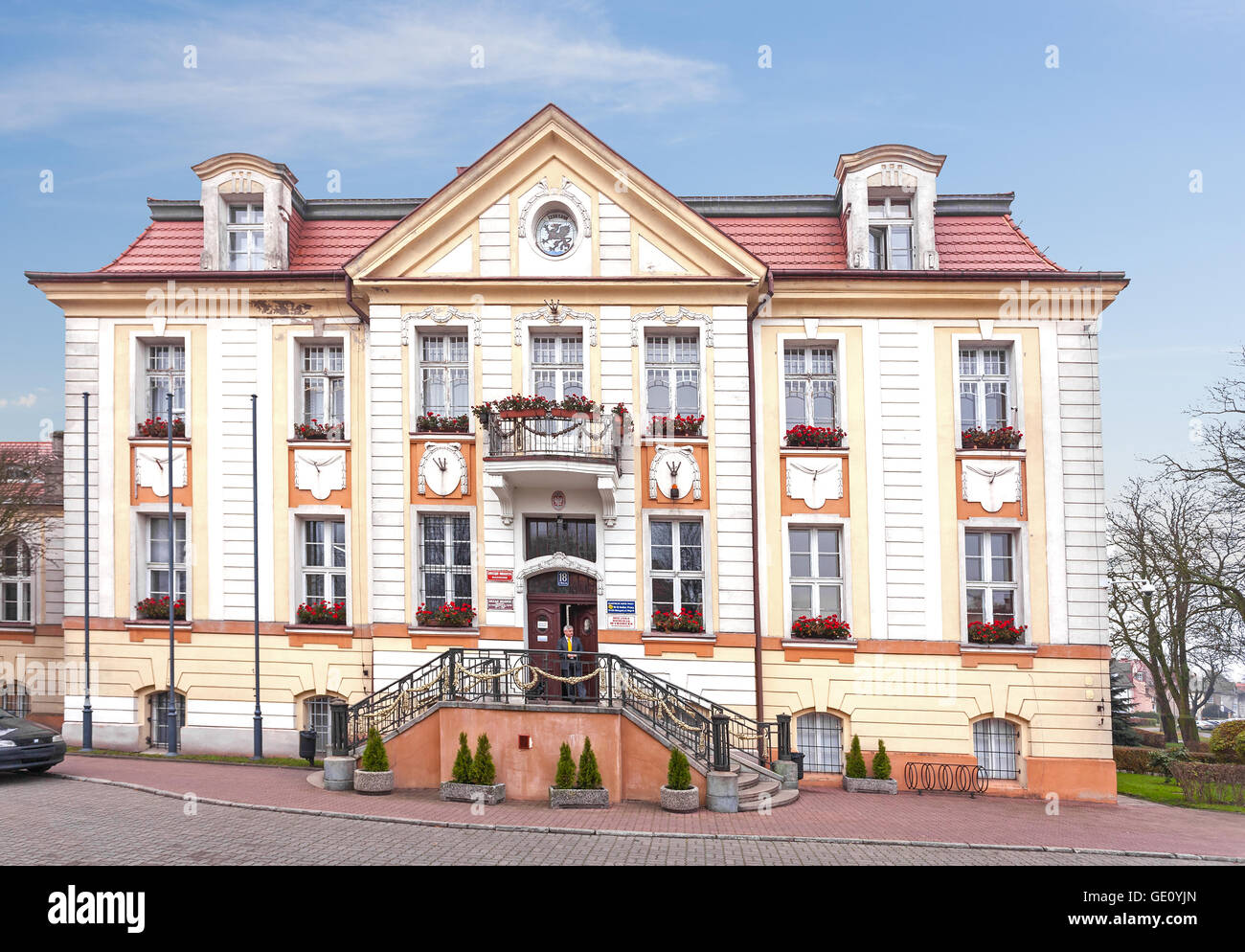 Ayuntamiento de Bialogard ubicado en un edificio histórico. Foto de stock