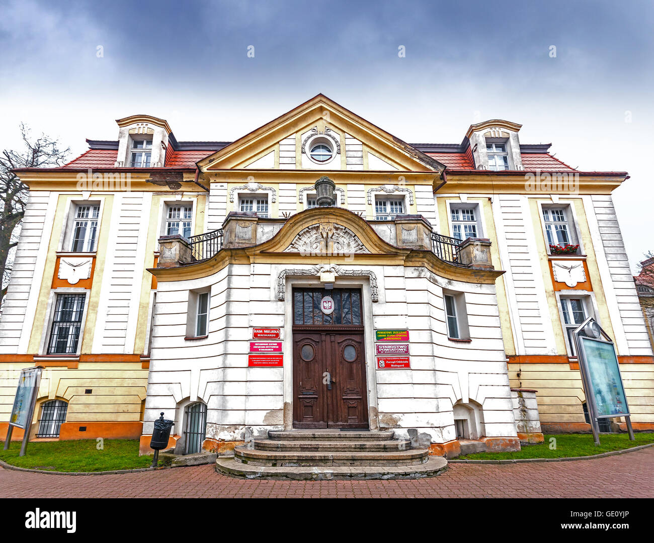 Ayuntamiento de Bialogard ubicado en un edificio histórico. Foto de stock