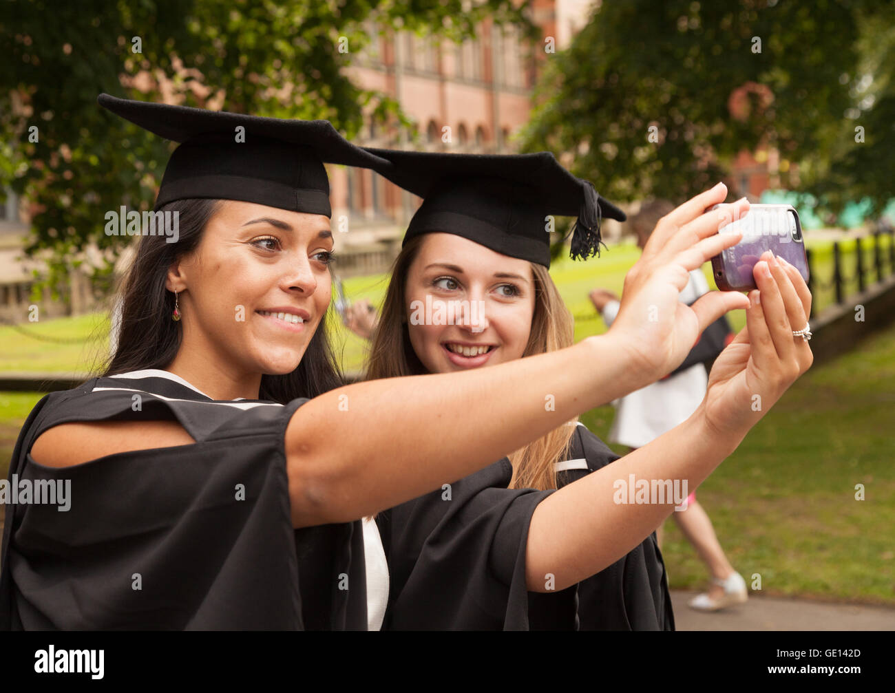 Graduados teniendo un selfie foto en el día de graduación, Universidad de Birmingham Birmingham, Reino Unido Foto de stock