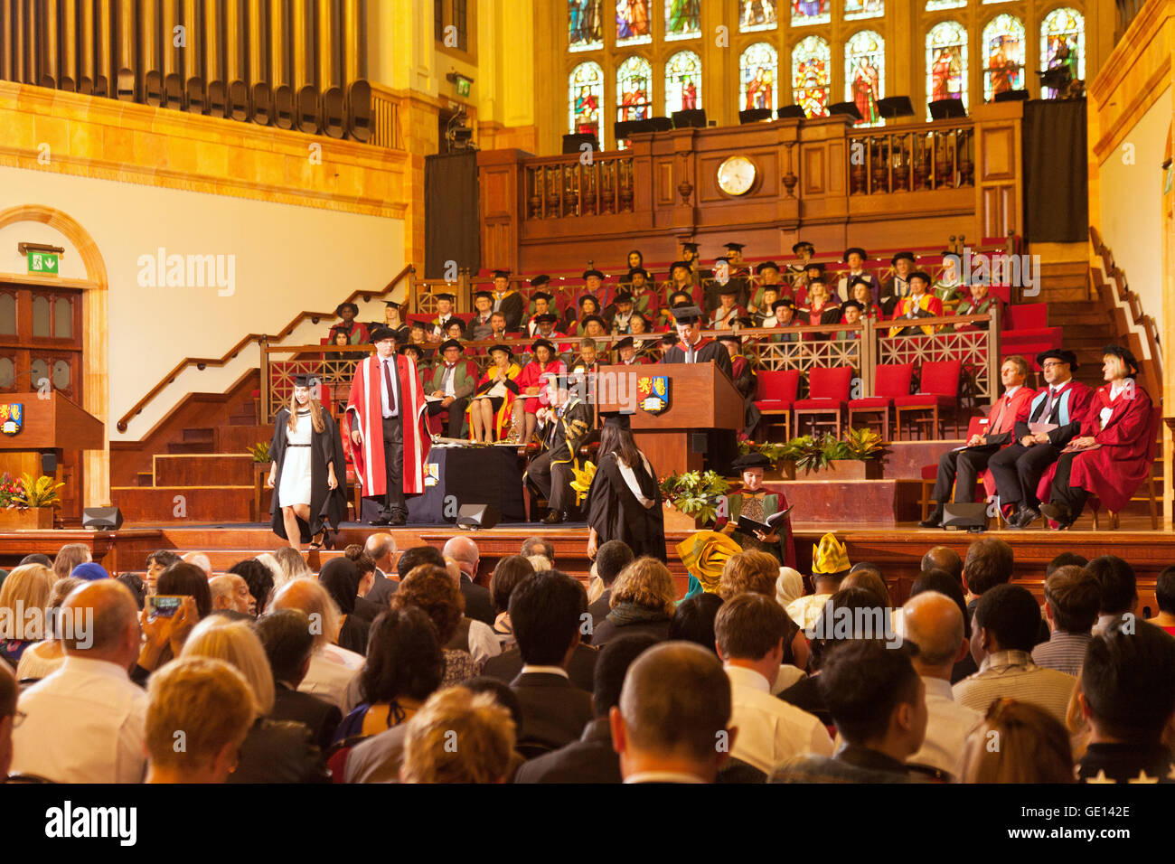 Día de graduación del Reino Unido; la ceremonia de graduación, el Gran Salón, Universidad de Birmingham, Birmingham, Inglaterra Reino Unido Foto de stock