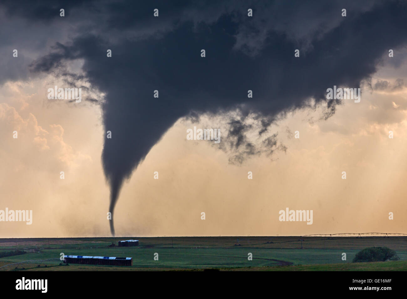 Un tornado desciende de un supercell cerca de Dodge City, Kansas, 24 de mayo de 2016. Este fue uno de los 15 tornados tornados esta tormenta producida. Foto de stock