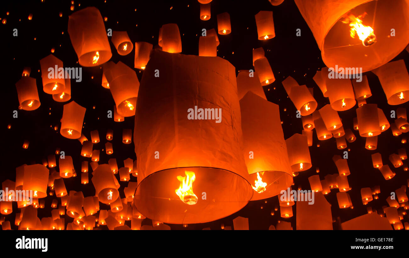 Linternas flotantes en Yee Peng festival budista, linternas flotantes al Buda en Sansai district, Chiang Mai, Tailandia. Foto de stock