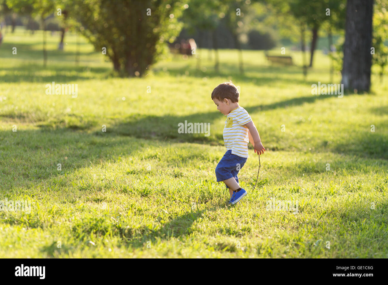 Niño jugando en el parque Foto de stock