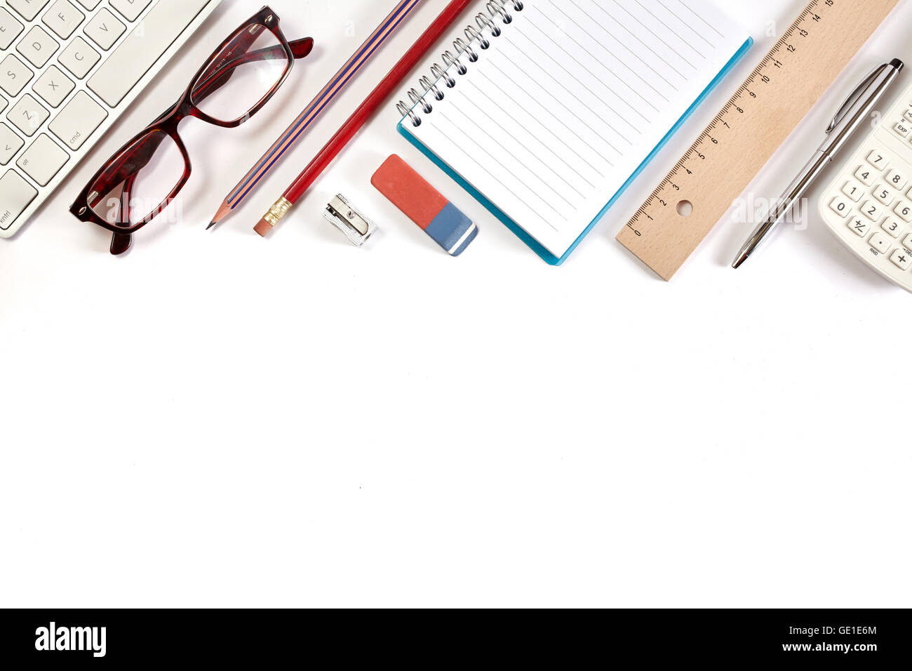 Vista superior de la oficina - Teclado, calculadora, lápiz, bolígrafo, gafas y bloc de notas en el cuadro blanco Foto de stock