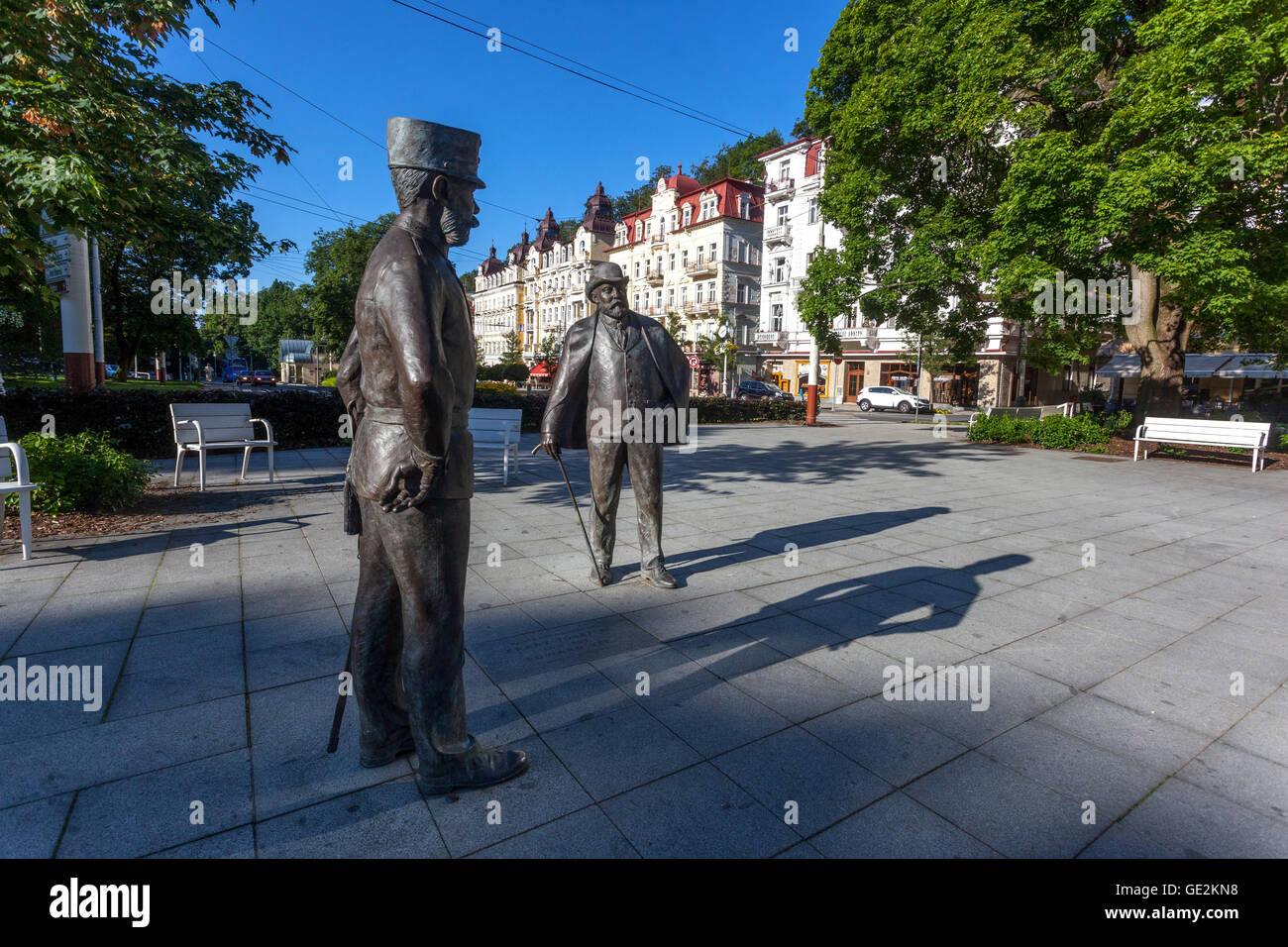 Las estatuas de Eduardo VII, el Rey británico, y el Emperador Francisco José I, Emperador de Austria, Marianske Lazne ( Mariánské Lázně ), una ciudad balneario, República Checa Foto de stock