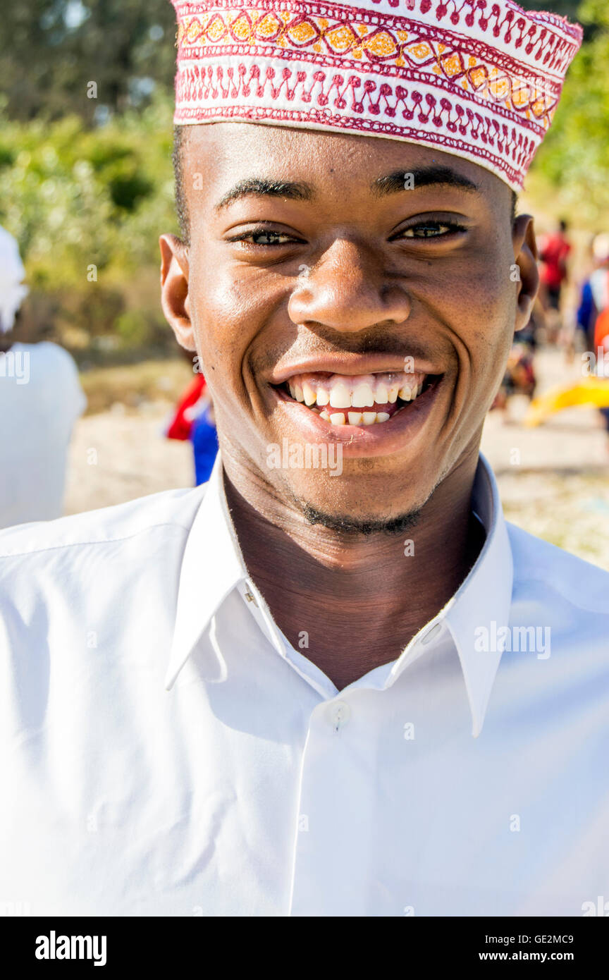 Joven musulmلn en Coco Beach, Oyster Bay, Dar-es-Salaam, Tanzania Foto de stock