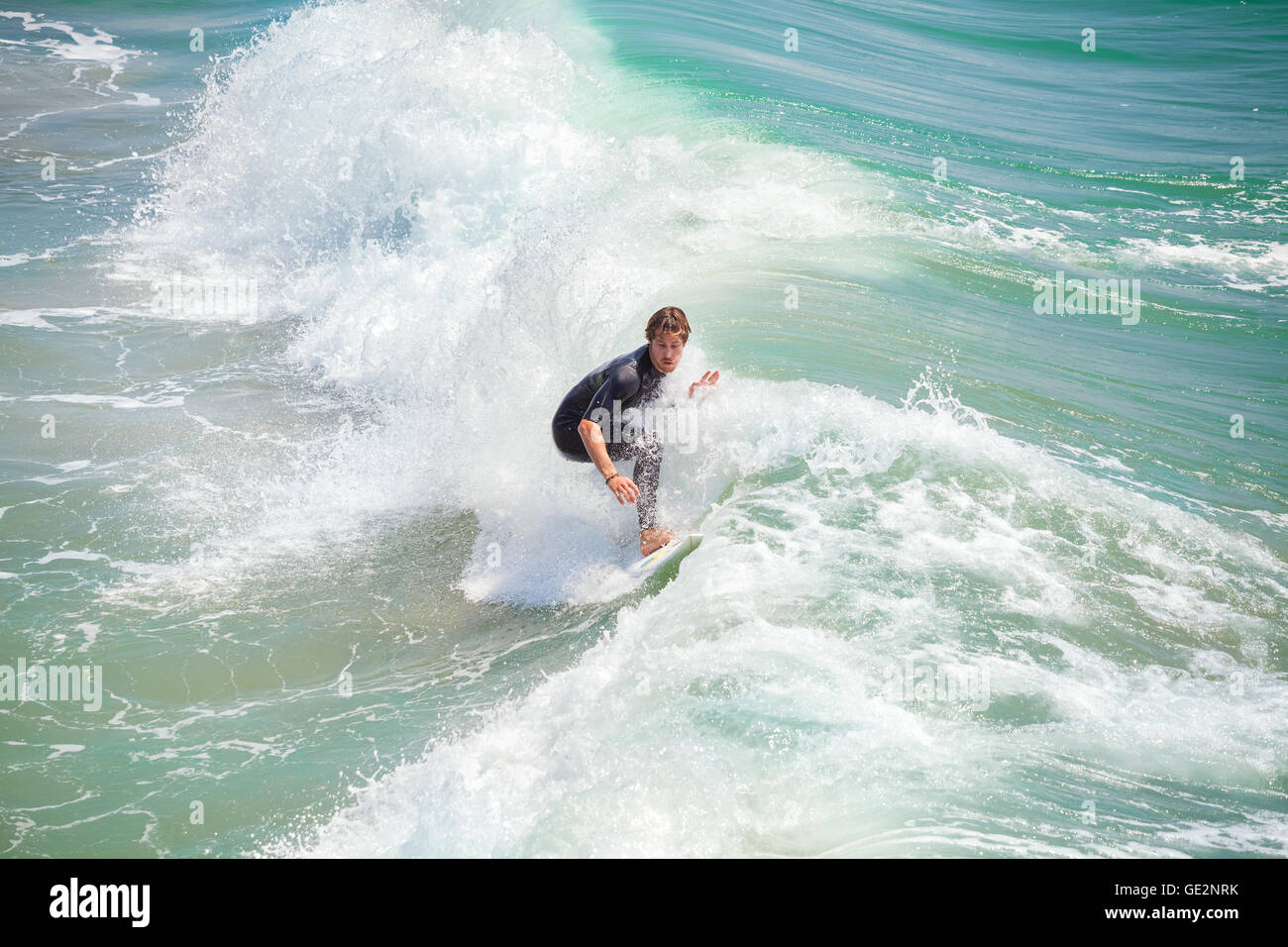 Venice Beach, Los Angeles, USA - Agosto 22, 2015: Surfer cabalgando onda en un hermoso día soleado. Foto de stock