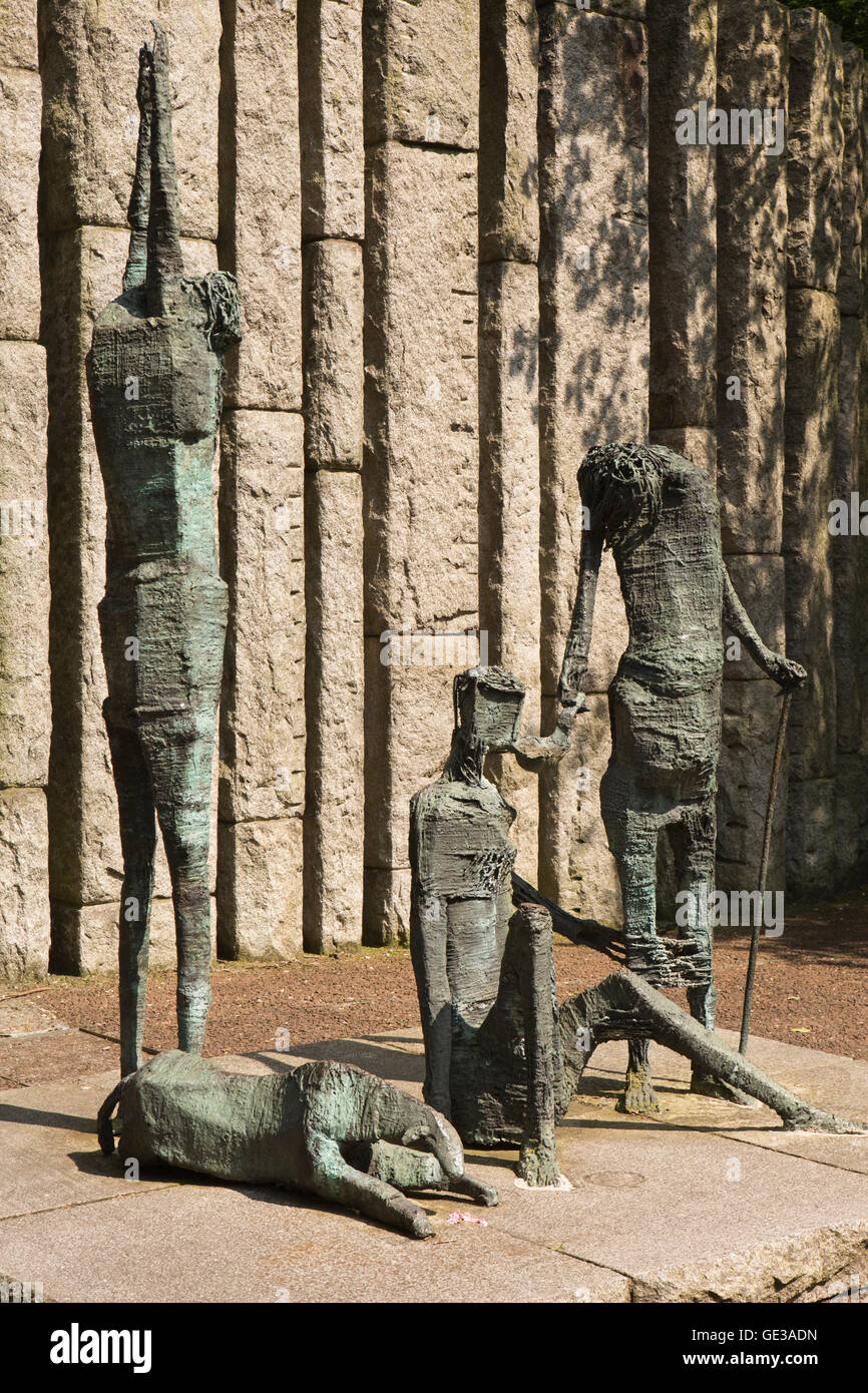 Irlanda, Dublín, St Stephen's Green, el hambre la escultura por Edward Delaney RHA Foto de stock