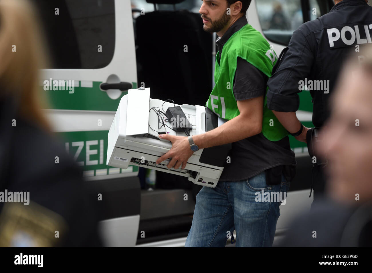 Munich, Alemania. 23 de julio de 2016. La policía perpetúa la evidencia de un edificio en la calle Dachauer tras un tiroteo el día antes en Munich, Alemania, el 23 de julio de 2016. Los disparos mortales fueron despedidos por un 18-año-viejo German-Iranian. Diez personas, entre ellas el atacante, murieron en el ataque. Según un comunicado de los investigadores en la mañana del sábado, el atacante había actuado por su propia voluntad y disparó después. Crédito: dpa picture alliance/Alamy Live News Foto de stock