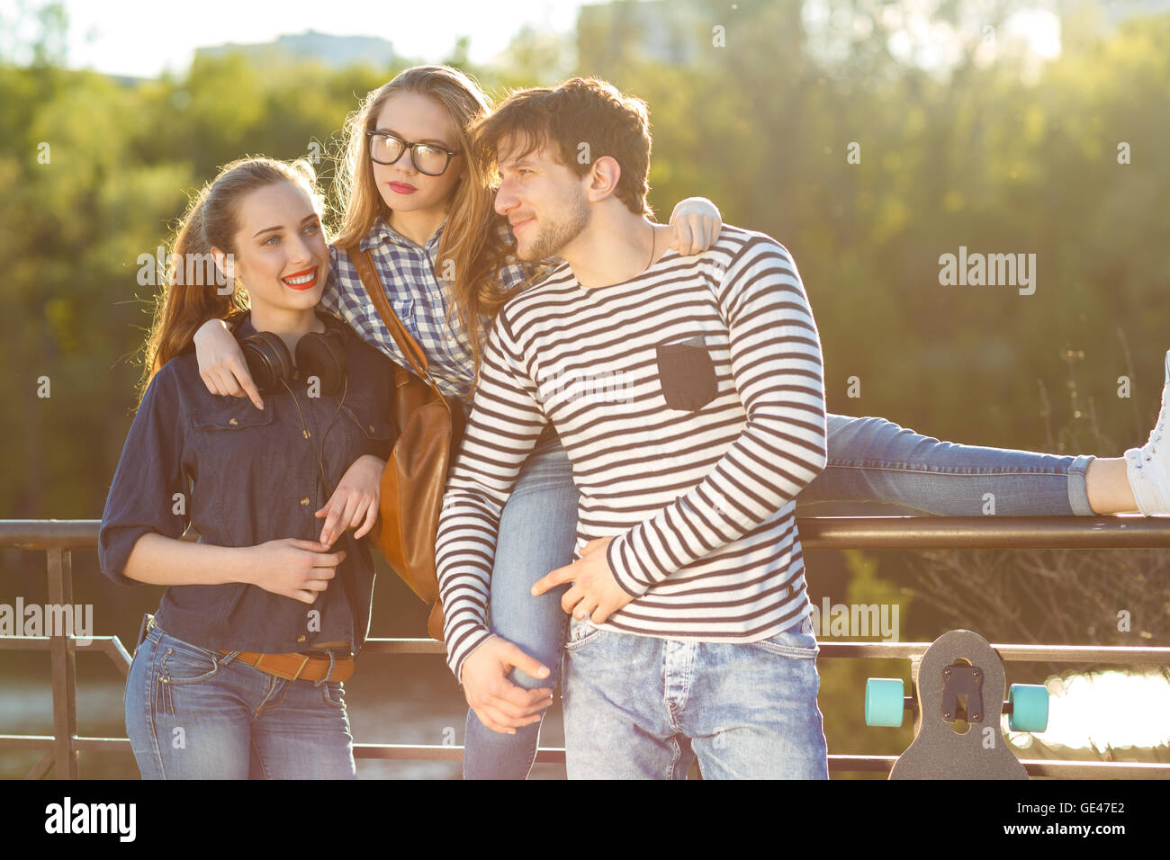 Amistad, ocio, verano, tecnología y personas concepto - sonriendo amigos divertirse al aire libre Foto de stock