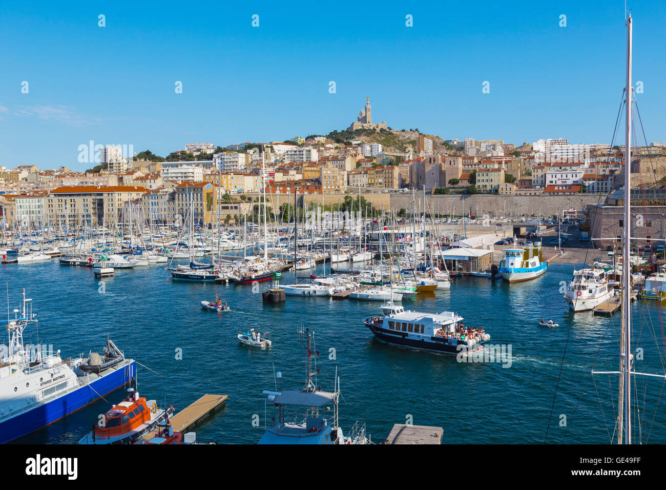 Marsella, Provence-Alpes-Côte d'Azur, Francia. Vistas Vieux-Port, el Puerto Viejo, en el siglo XIX Neo-Byzantine Basílica Foto de stock