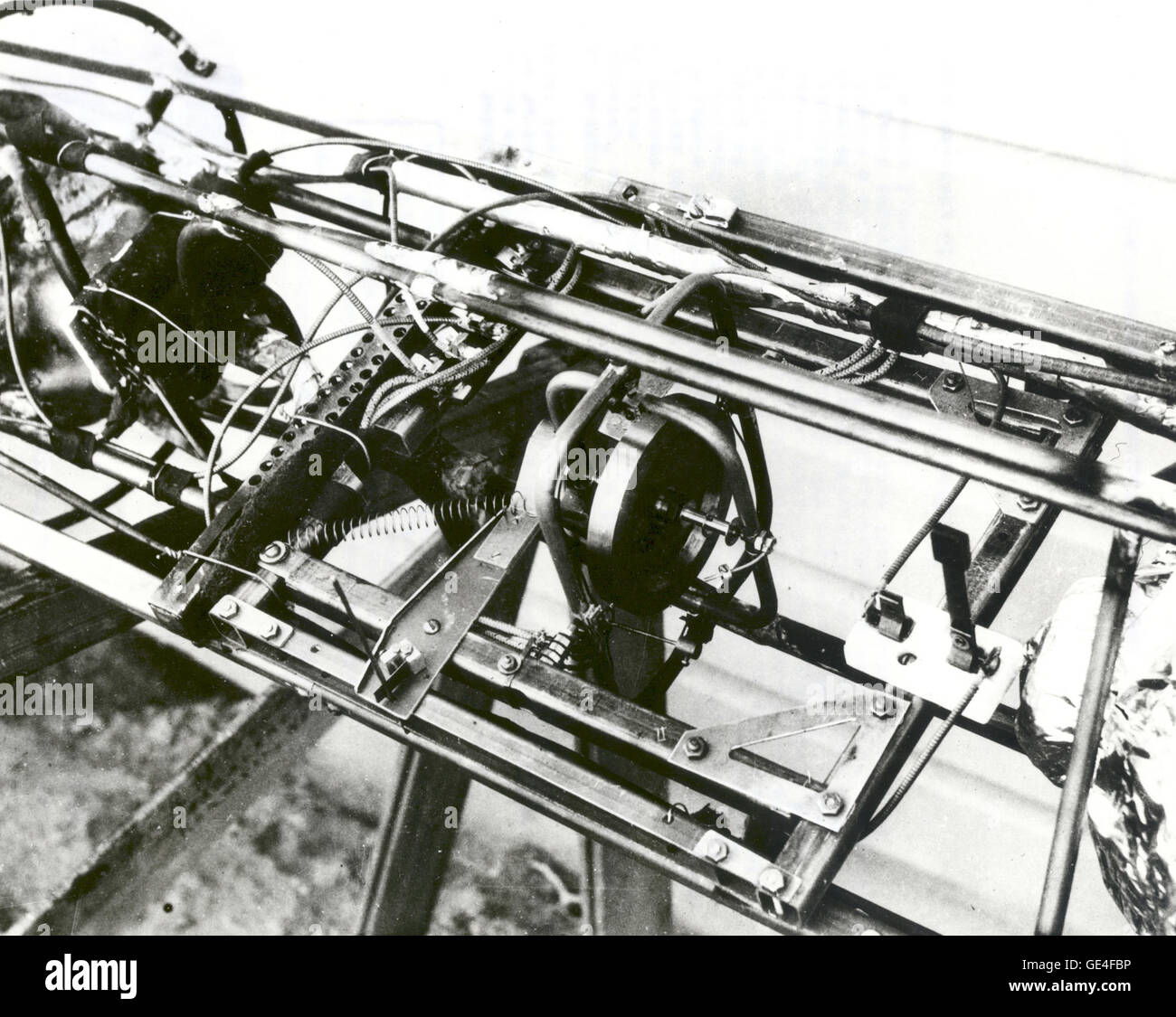 Un close-up del Dr. Robert H. Goddard giroscopio y piezas asociadas utilizadas en la estabilización del cohete probado el 19 de abril de 1932, en Nuevo México. El cohete también fue pintado para mostrar si la revolución alrededor de su eje se produjo durante el vuelo. Dr. Goddard ha sido reconocido como el padre de la Americana de los cohetes y como uno de los pioneros en la exploración del espacio teórico. Robert Hutchings Goddard, nacido en Worcester, Massachusetts, el 5 de octubre de 1882, fue científico teórico como práctico ingeniero. Su sueño era la conquista de la atmósfera superior y, en última instancia, mediante el uso de espacio Foto de stock
